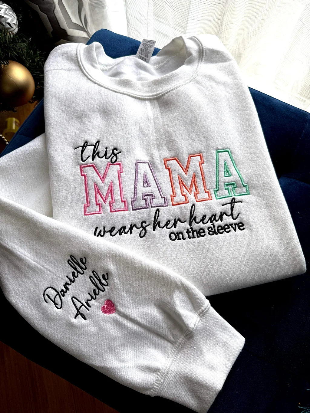 Maglietta personalizzata con ricamo "Mom Wears Her Heart on Her Sleeves" Girocollo Felpa con cappuccio Regalo per mamma
