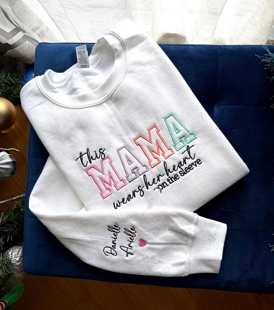 Maglietta personalizzata con ricamo "Mom Wears Her Heart on Her Sleeves" Girocollo Felpa con cappuccio Regalo per mamma
