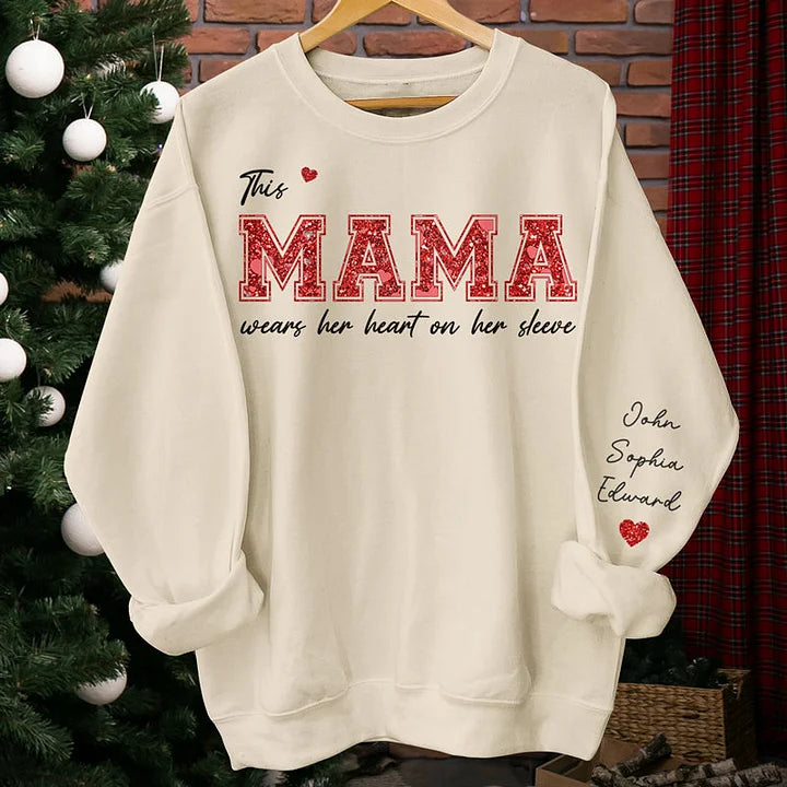 Diese Gigi trägt ihr Herz auf der Zunge - Personalisiertes Unisex-Sweatshirt für die Familie mit Design auf dem Ärmel - Geschenk für Mama und Oma