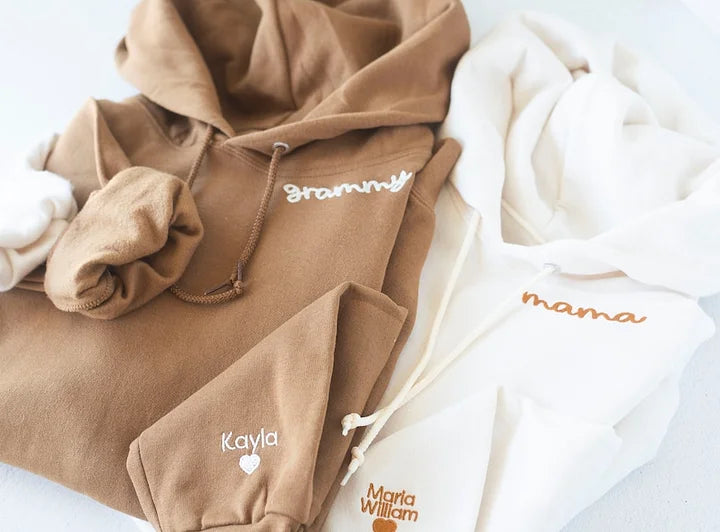 Bestickter Kapuzenpullover mit individuellem Kragen und Ärmeln, bestickter Kapuzenpullover für Mama, Großmutter und Kindernamen – Muttertagsgeschenk