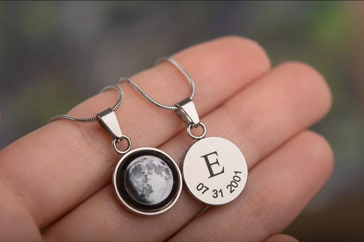 Collar con Fase Lunar Personalizada Grabada en la Parte Posterior - Para Regalo de Recuerdo para la Familia