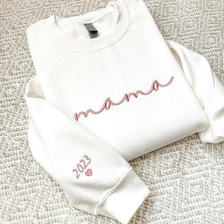 Sudadera personalizada bordada como regalo para mamá con el nombre del niño en la manga