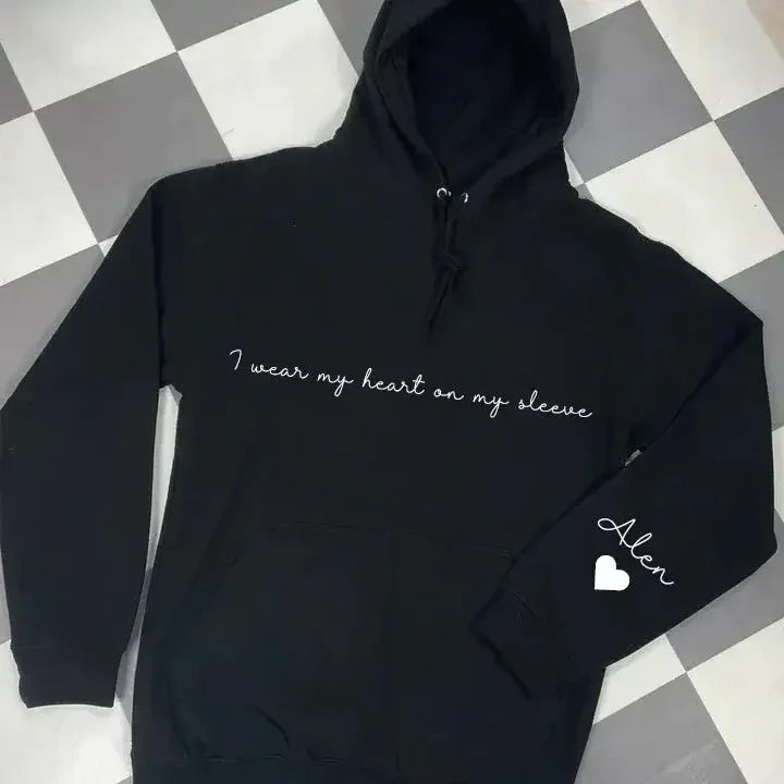 Sudadera personalizada "I Wear My Heart on My Sleeve" con nombres en la manga