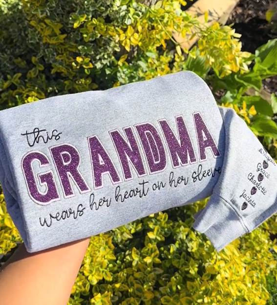 Maglietta personalizzata con ricamo "Mom Wears Her Heart on Her Sleeves" Girocollo Felpa con cappuccio Regalo per mamma