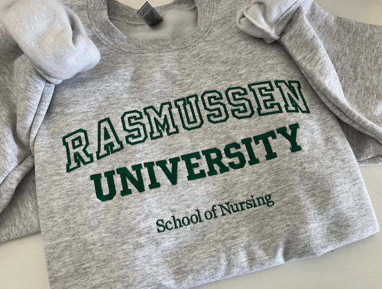 Besticktes Sweatshirt mit individuellem Text, Personalisiertes Oma-Geschenk, Grammy, Oma, Nana, Gigi, Mimi, Mama-Geschenk für Weihnachten Sweatshirt