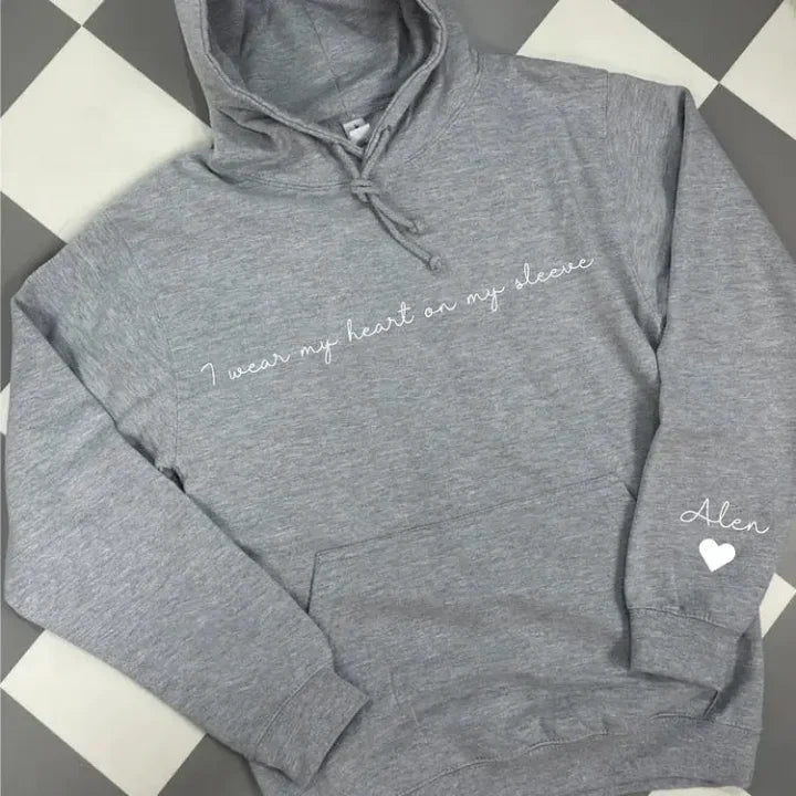 Sudadera personalizada "I Wear My Heart on My Sleeve" con nombres en la manga
