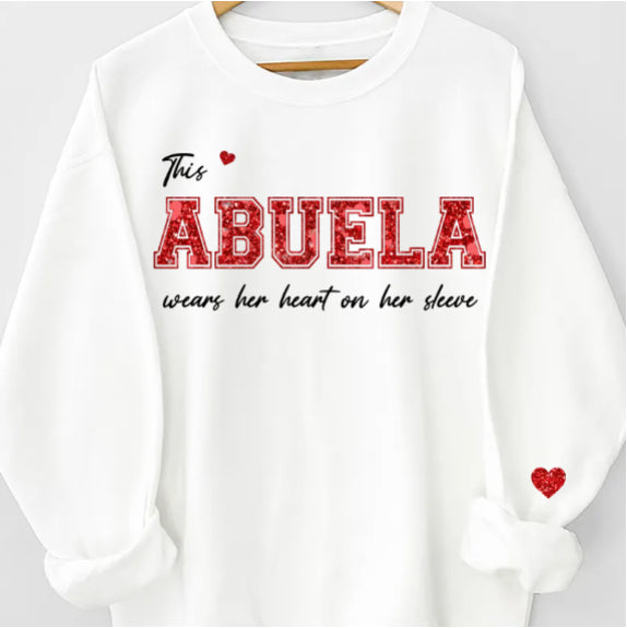 Diese Gigi trägt ihr Herz auf der Zunge - Personalisiertes Unisex-Sweatshirt für die Familie mit Design auf dem Ärmel - Geschenk für Mama und Oma