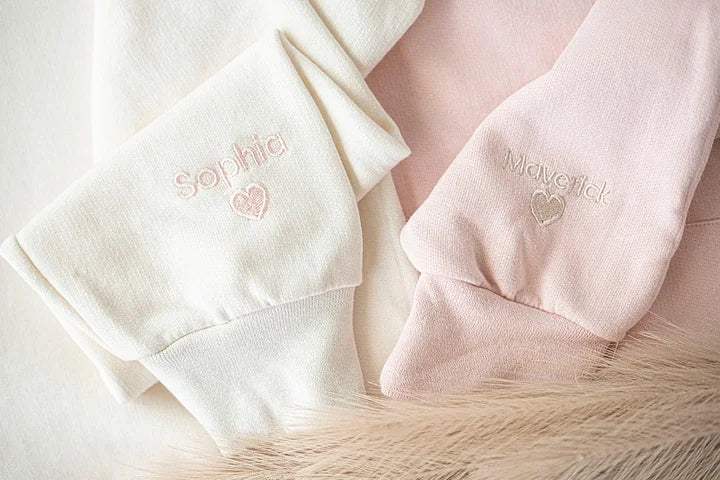 Bestickter Kapuzenpullover mit individuellem Kragen und Ärmeln, bestickter Kapuzenpullover für Mama, Großmutter und Kindernamen – Muttertagsgeschenk