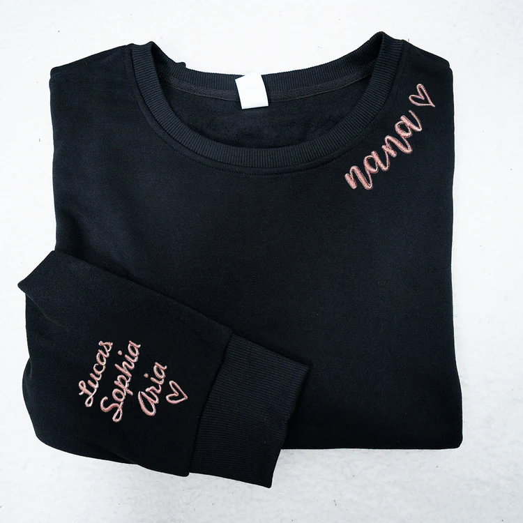 Sweat-shirt à col rond brodé "Mom Dad Nana Mimi Grandma Gift" avec les noms des enfants sur la manche