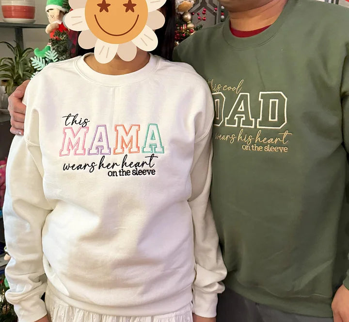 Maglietta personalizzata con ricamo "Mom Wears Her Heart on Her Sleeves" Girocollo Felpa con cappuccio Regalo per mamma