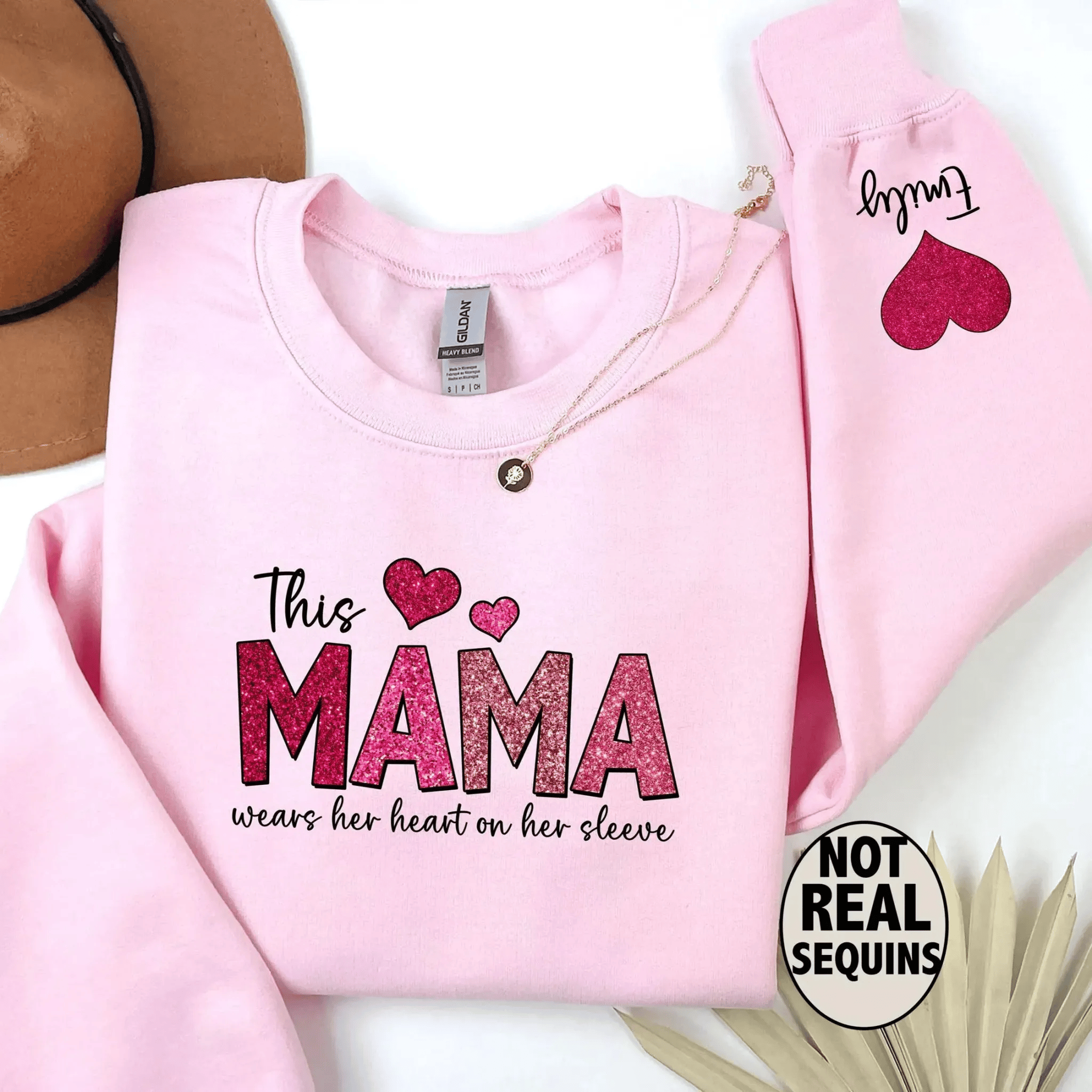 Ce sweat-shirt à col rond personnalisé "This Mama Wears Her Heart on Her Sleeve"