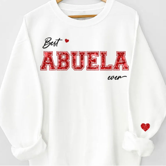 Diese Gigi trägt ihr Herz auf der Zunge - Personalisiertes Unisex-Sweatshirt für die Familie mit Design auf dem Ärmel - Geschenk für Mama und Oma