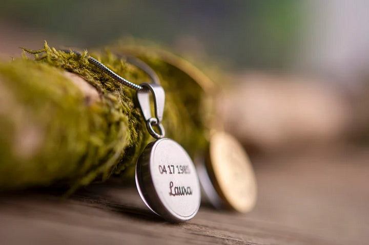 Collar con Fase Lunar Personalizada Grabada en la Parte Posterior - Para Regalo de Recuerdo para la Familia