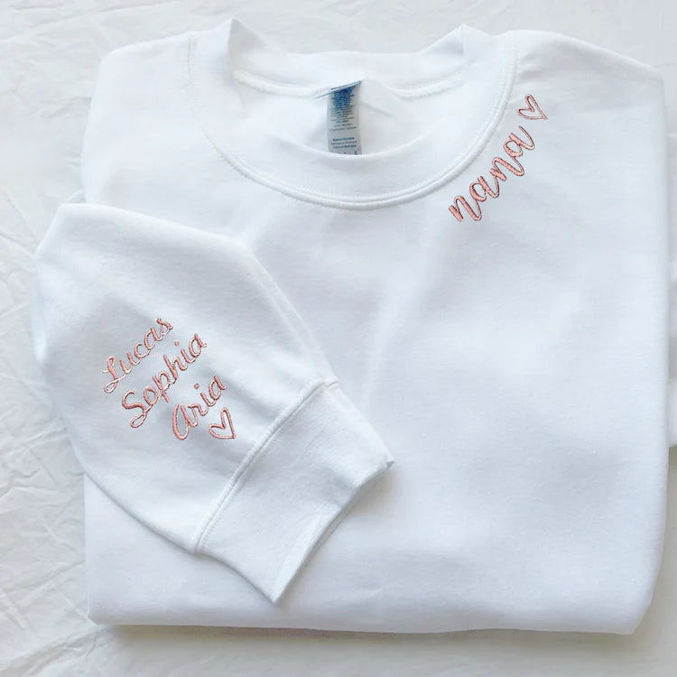 Sweat-shirt à col rond brodé "Mom Dad Nana Mimi Grandma Gift" avec les noms des enfants sur la manche