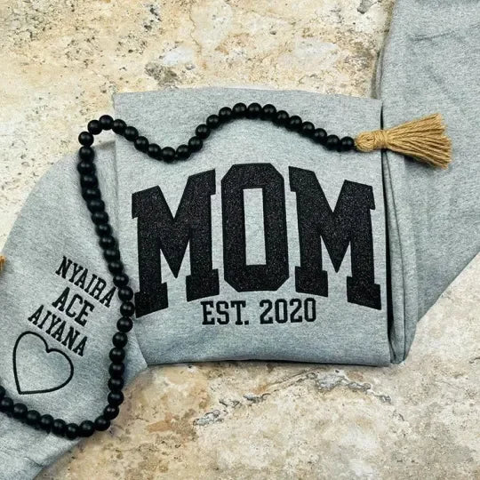 Personalisiertes, besticktes MAMA-Sweatshirt aus Glitzer-Vinyl mit Design am Ärmel – Geschenk für Mama