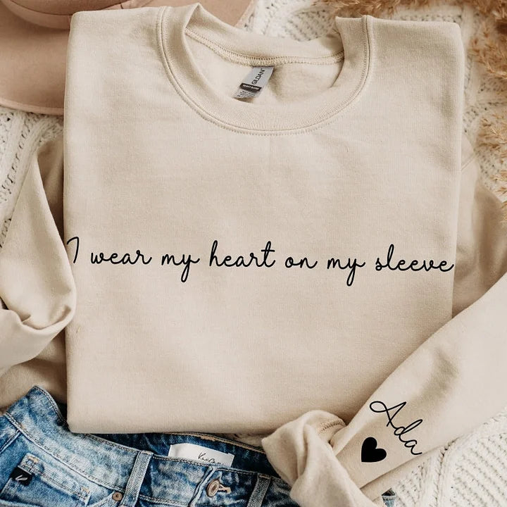 Sudadera personalizada "I Wear My Heart on My Sleeve" con nombres en la manga