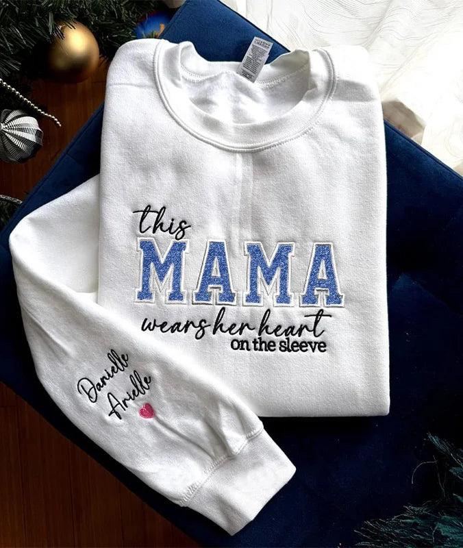 Maglietta personalizzata con ricamo "Mom Wears Her Heart on Her Sleeves" Girocollo Felpa con cappuccio Regalo per mamma