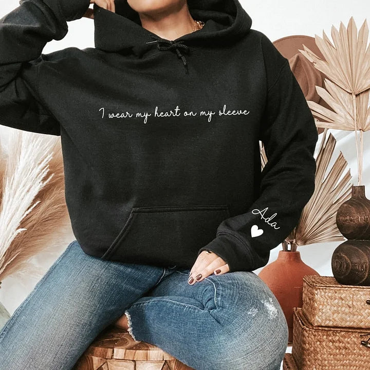 Sudadera personalizada "I Wear My Heart on My Sleeve" con nombres en la manga