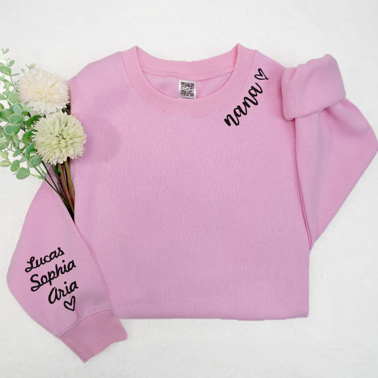 Sweat-shirt à col rond brodé "Mom Dad Nana Mimi Grandma Gift" avec les noms des enfants sur la manche