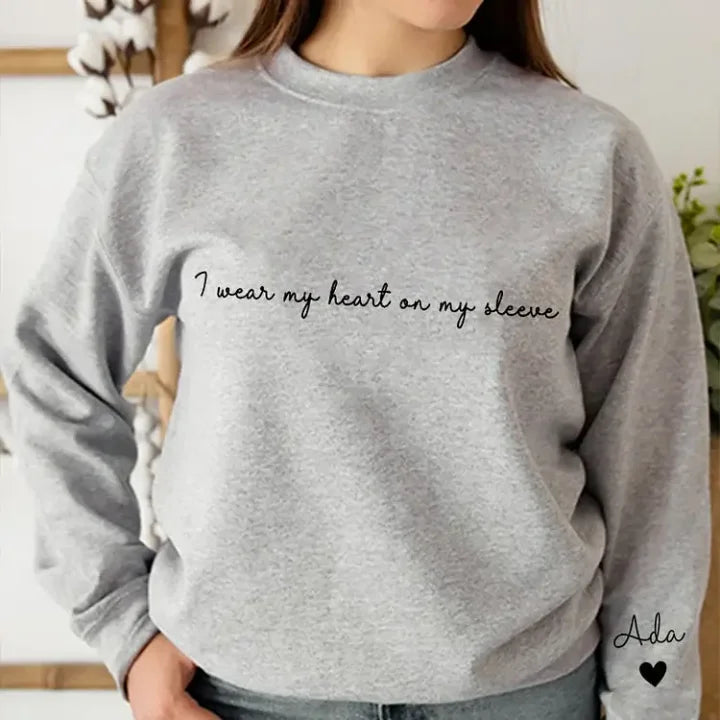 Sudadera personalizada "I Wear My Heart on My Sleeve" con nombres en la manga