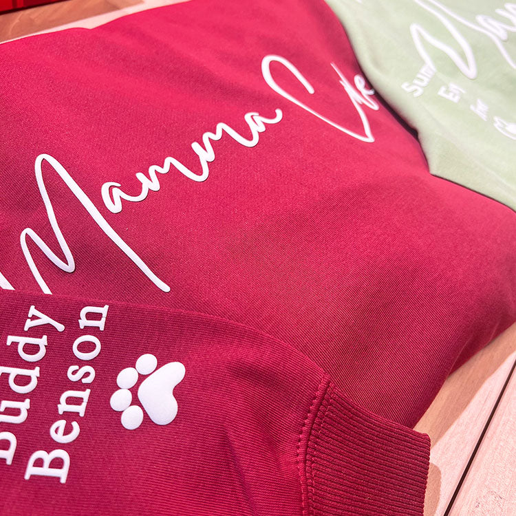 Sudadera personalizada para mamá con relieve y estampado puff con nombres de los niños en la manga