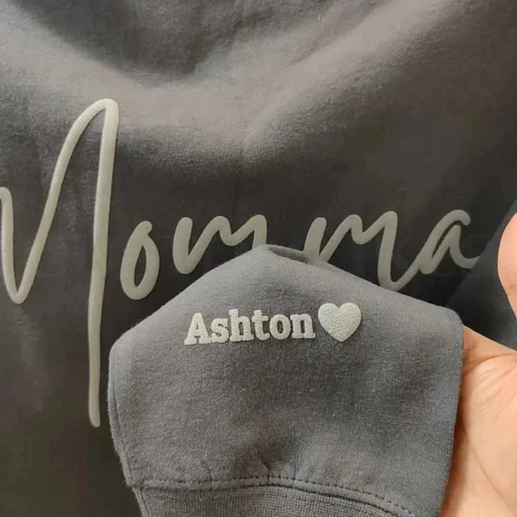 Sudadera personalizada para mamá con relieve y estampado puff con nombres de los niños en la manga