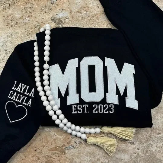 Personalisiertes, besticktes MAMA-Sweatshirt aus Glitzer-Vinyl mit Design am Ärmel – Geschenk für Mama