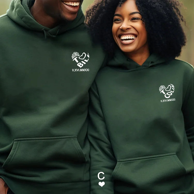 Gehört zum Namen, Personalisiertes Herz-Design, Paar Unisex Sweatshirt, Urlaubsgeschenk, Geburtstagsgeschenk, Jubiläumsgeschenk