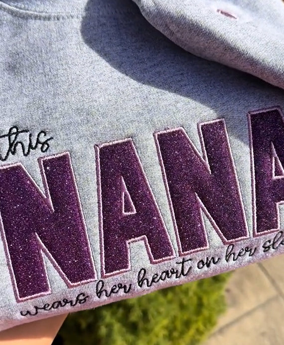 Maglietta personalizzata con ricamo "Mom Wears Her Heart on Her Sleeves" Girocollo Felpa con cappuccio Regalo per mamma