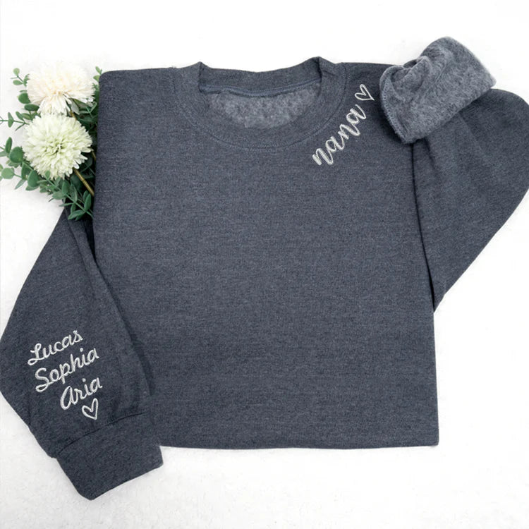 Sweat-shirt à col rond brodé "Mom Dad Nana Mimi Grandma Gift" avec les noms des enfants sur la manche