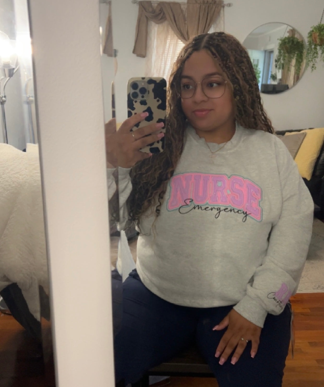 Sudadera de triple capa personalizada para enfermera – Bordado brillante con purpurina para un look único