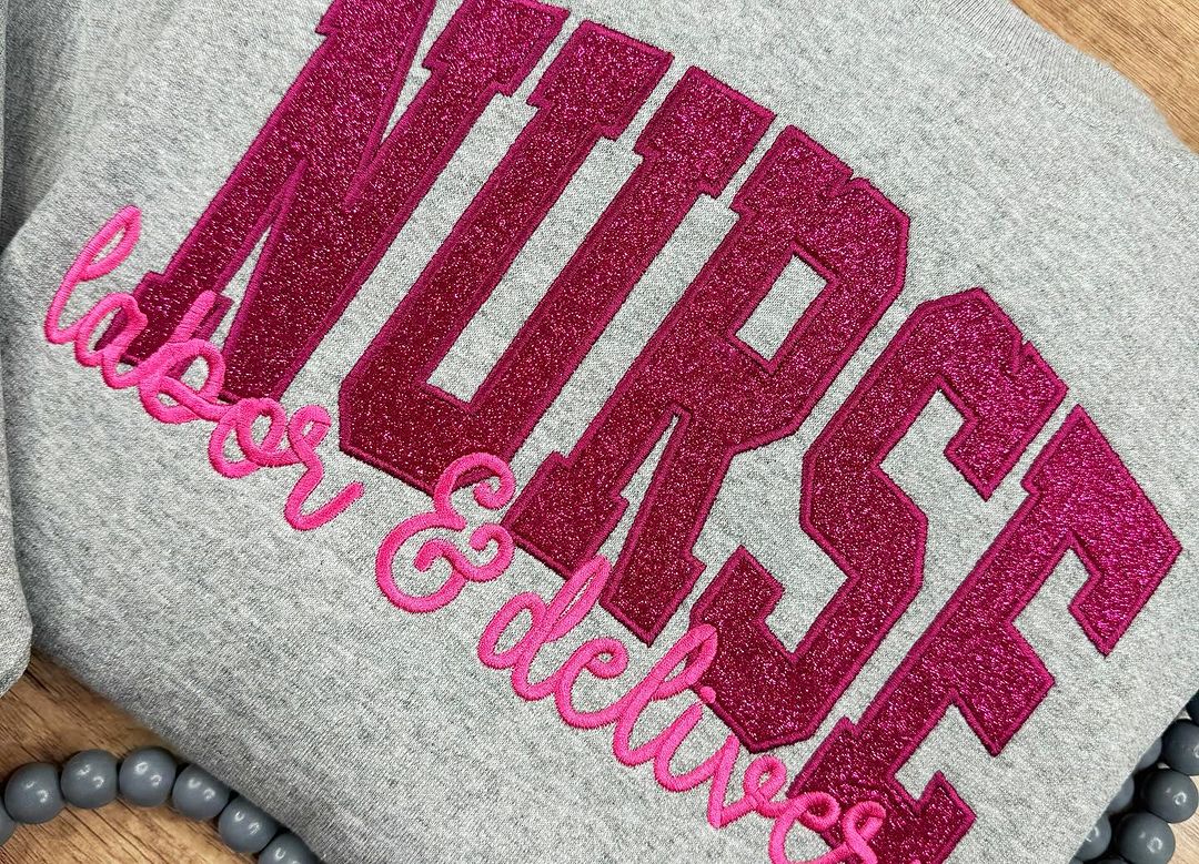 Sweatshirt pailleté scripté NURSE