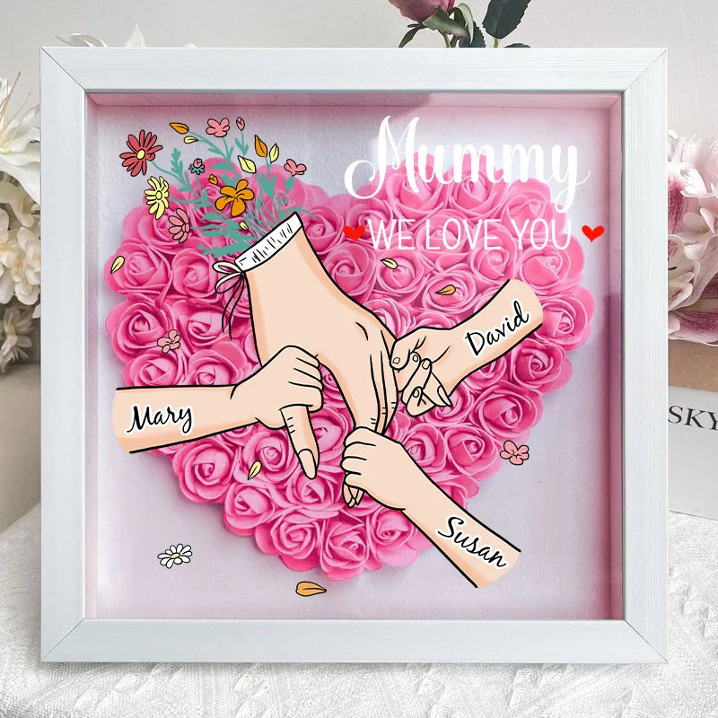 Wir lieben dich, Mama, Hand haltend – Personalisierte Blumen-Schattenbox – Muttertagsgeschenk