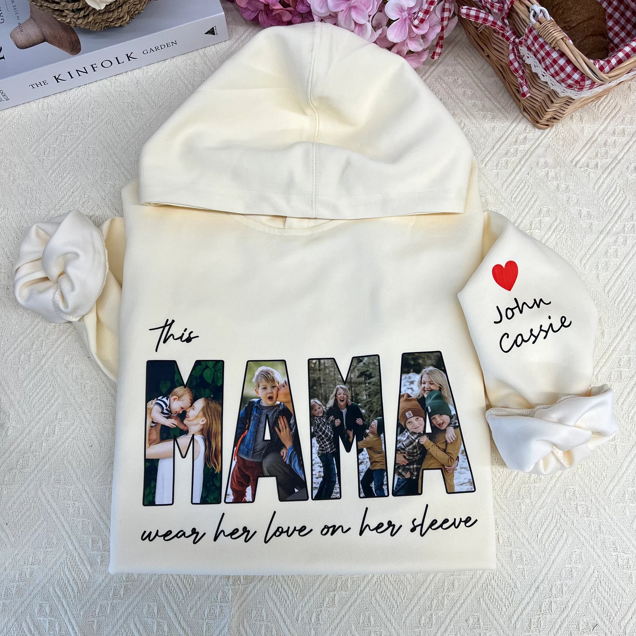 Felpa con foto personalizzata "This MAMA wears her love on her sleeve" - Regalo per la mamma