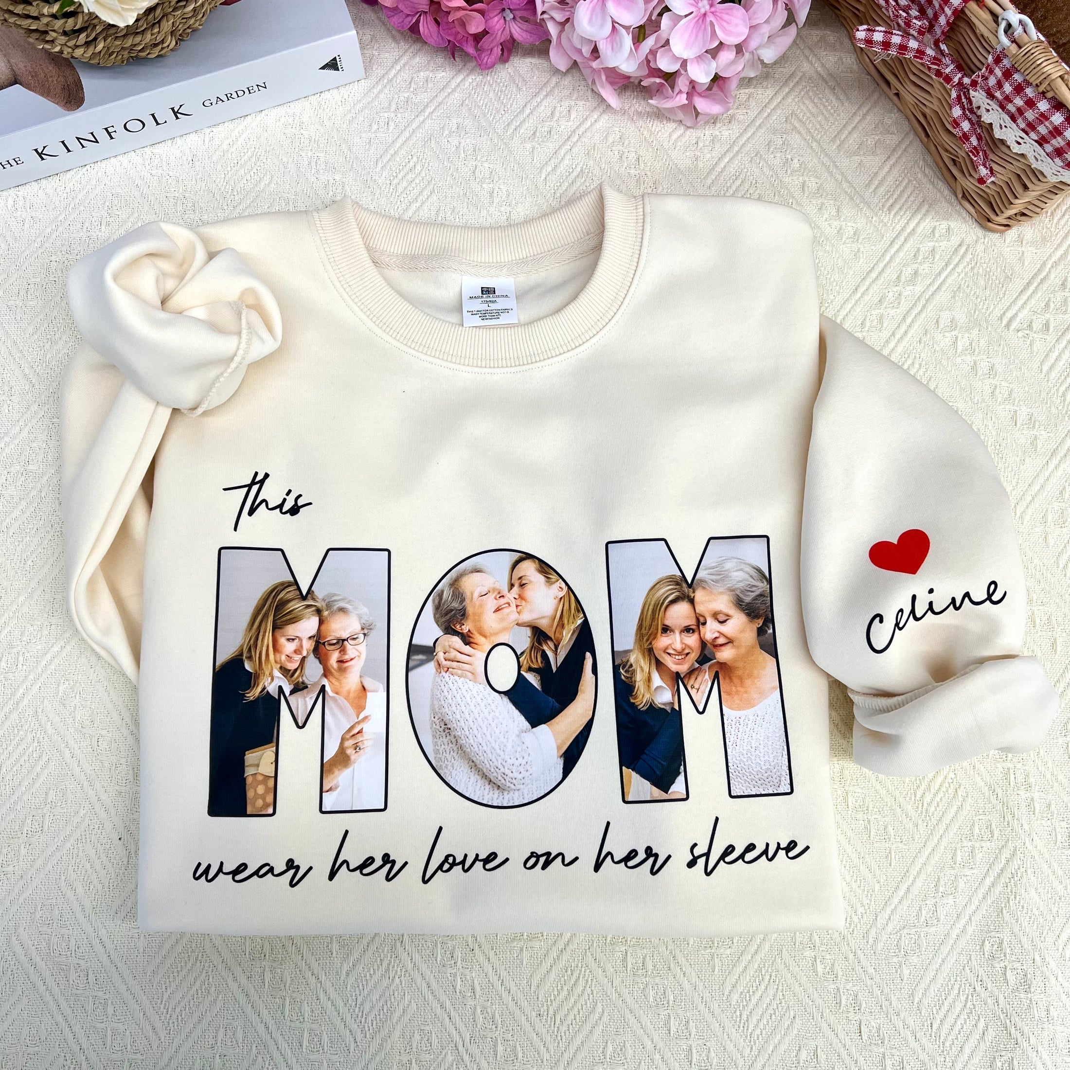 Felpa con foto personalizzata "This MAMA wears her love on her sleeve" - Regalo per la mamma
