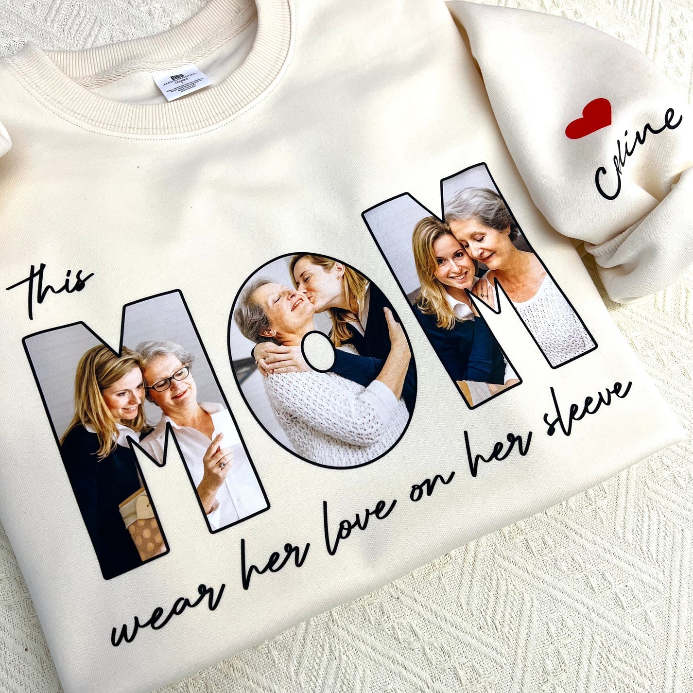 Felpa con foto personalizzata "This MAMA wears her love on her sleeve" - Regalo per la mamma