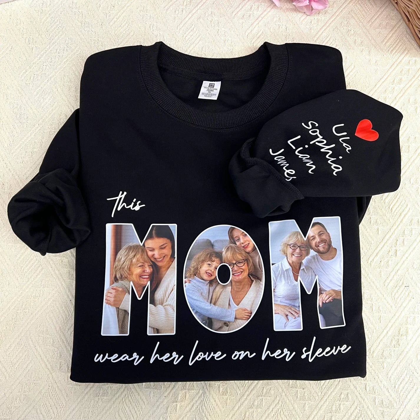 Felpa con foto personalizzata "This MAMA wears her love on her sleeve" - Regalo per la mamma