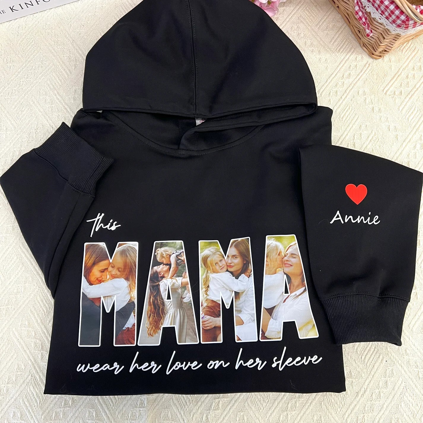 Felpa con foto personalizzata "This MAMA wears her love on her sleeve" - Regalo per la mamma