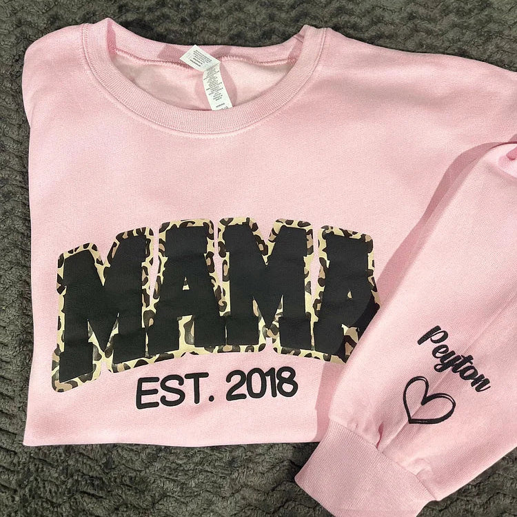 Sweatshirt/hoodie personnalisé Mama Leopard Puff Print avec le nom de l'enfant sur la manche