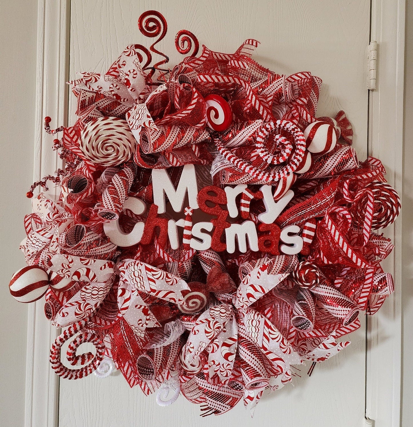 Corona de bienvenida de menta para Navidad – Malla roja y blanca, cartel de bastón de caramelo y cintas para decoración festiva de la puerta principal