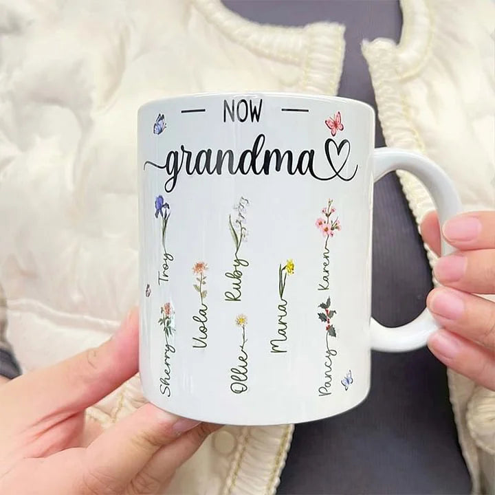 Tasse mit Farbwechsel und Blumendruck „First Mum Now Grandma“