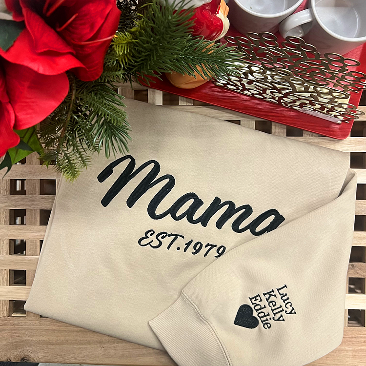 Sudadera personalizada con bordado de "Mama" y nombres en la manga