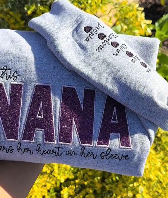 Maglietta personalizzata con ricamo "Mom Wears Her Heart on Her Sleeves" Girocollo Felpa con cappuccio Regalo per mamma