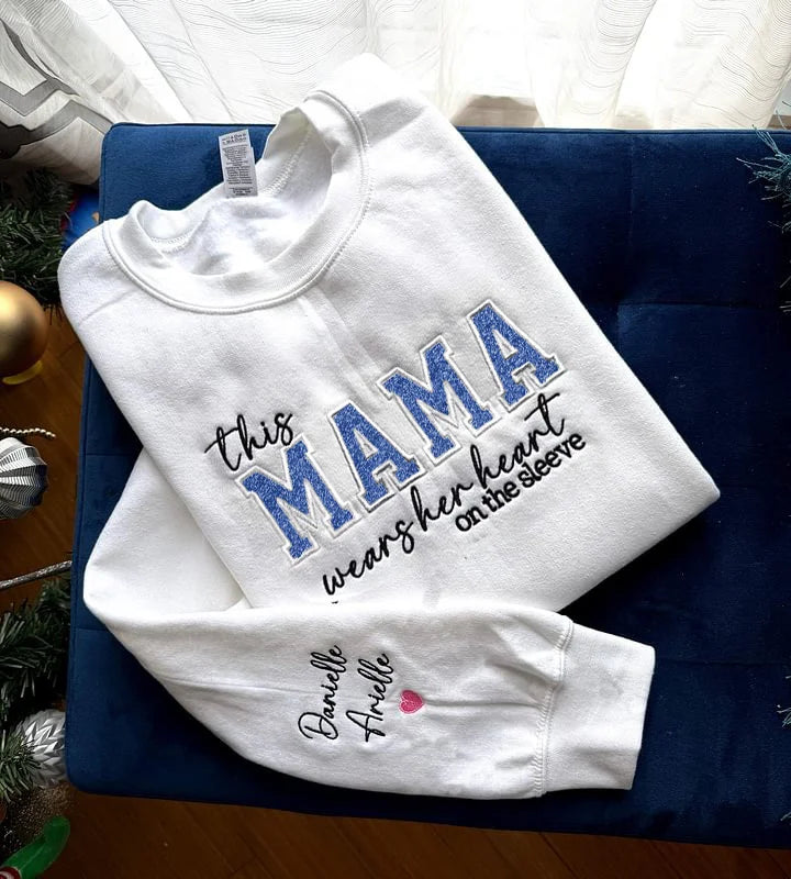 Maglietta personalizzata con ricamo "Mom Wears Her Heart on Her Sleeves" Girocollo Felpa con cappuccio Regalo per mamma