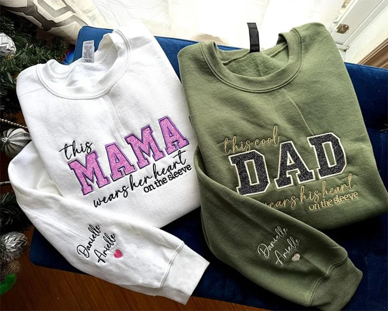 Maglietta personalizzata con ricamo "Mom Wears Her Heart on Her Sleeves" Girocollo Felpa con cappuccio Regalo per mamma
