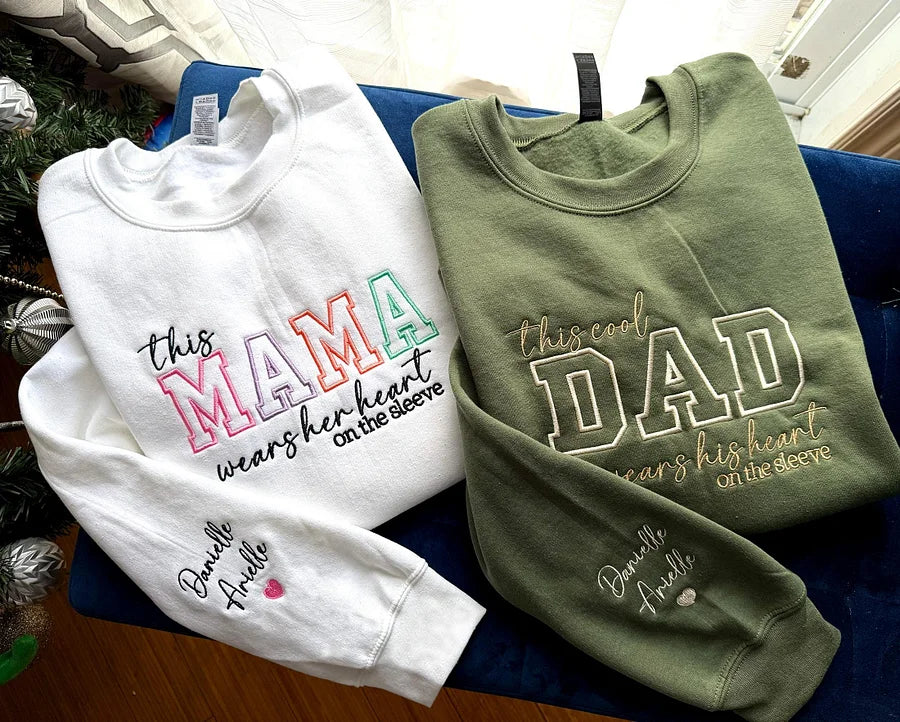 Maglietta personalizzata con ricamo "Mom Wears Her Heart on Her Sleeves" Girocollo Felpa con cappuccio Regalo per mamma