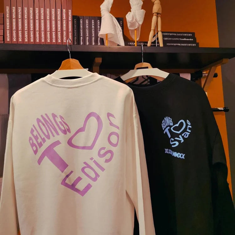 Gehört zum Namen, Personalisiertes Herz-Design, Paar Unisex Sweatshirt, Urlaubsgeschenk, Geburtstagsgeschenk, Jubiläumsgeschenk
