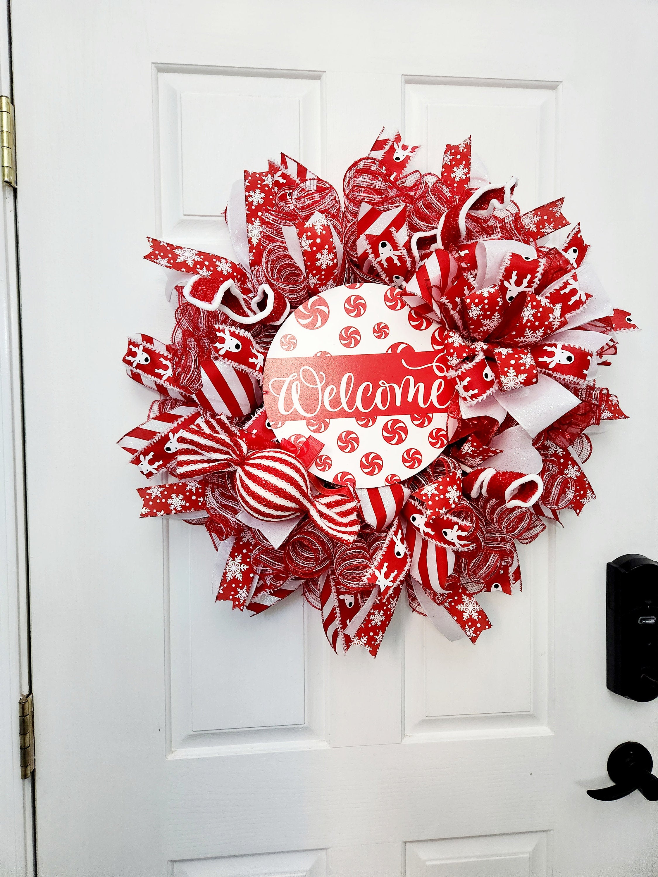 Corona de bienvenida de menta para Navidad – Malla roja y blanca, cartel de bastón de caramelo y cintas para decoración festiva de la puerta principal
