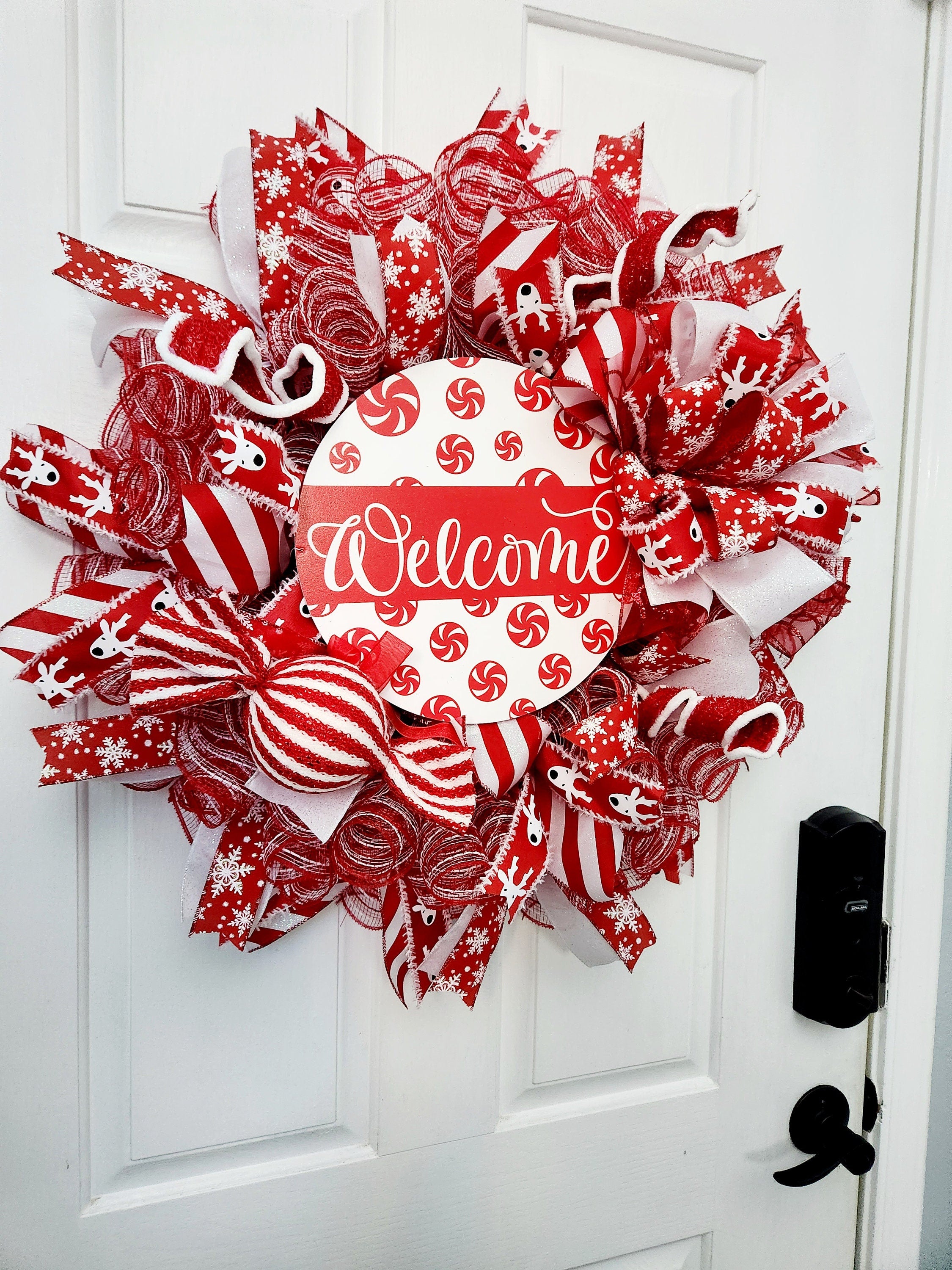 Corona de bienvenida de menta para Navidad – Malla roja y blanca, cartel de bastón de caramelo y cintas para decoración festiva de la puerta principal