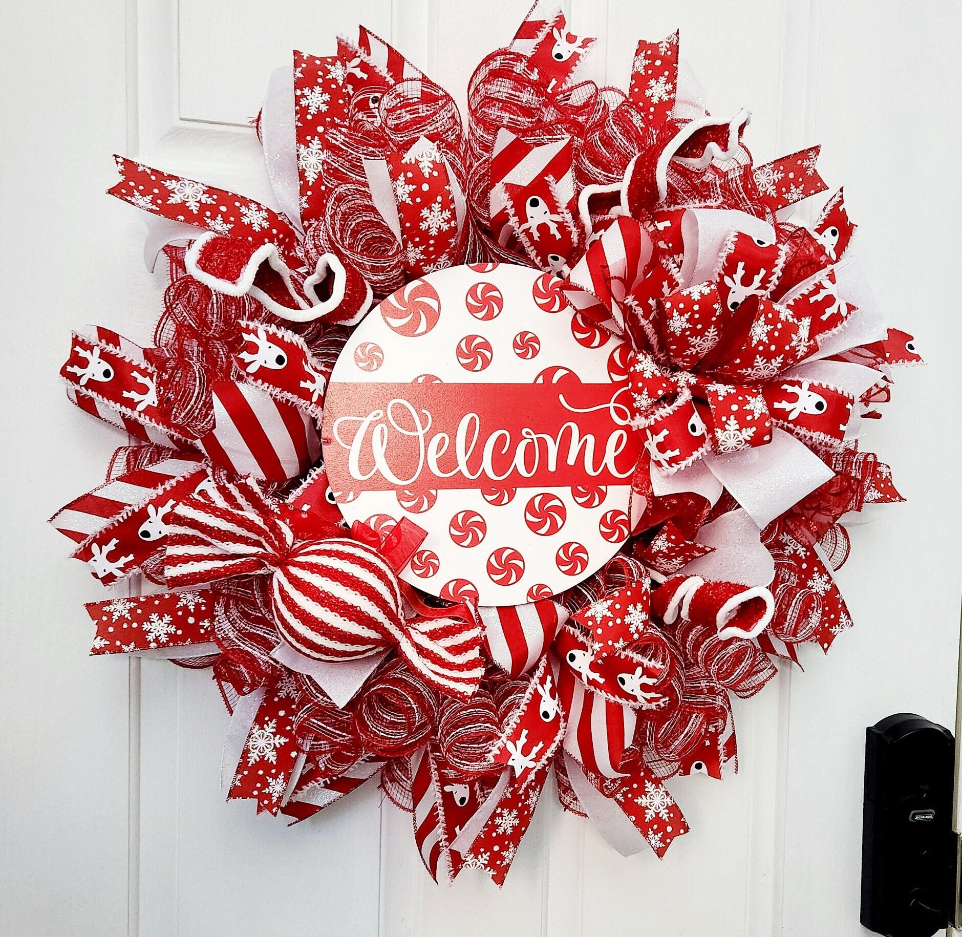 Corona de bienvenida de menta para Navidad – Malla roja y blanca, cartel de bastón de caramelo y cintas para decoración festiva de la puerta principal